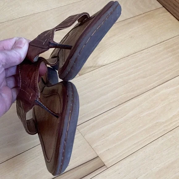 b.o.c. Brown flip flops. Women’s Size 9 - Picture 4 of 15